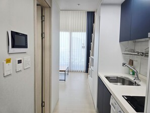 冰箱、微波炉、电热水壶、厨具/餐具