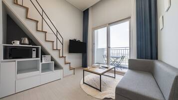 Cortinas opacas, wifi gratis, ropa de cama