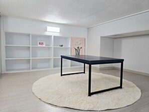 Cortinas blackout, wifi gratis y ropa de cama 