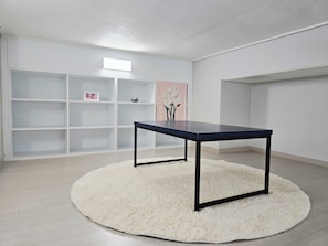 Cortinas blackout, wifi gratis y ropa de cama