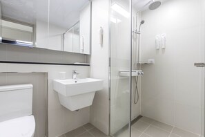 Shower, free toiletries, hair dryer, slippers - Parkview Terrace Hotel (Paju)
