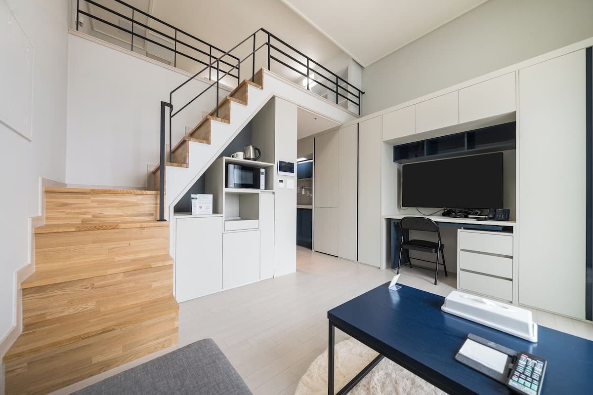 Deluxe Room, Mountain & City View | Blackout drapes, WiFi (free), bed sheets
