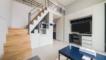 Deluxe Room, Mountain & City View | Blackout drapes, free WiFi, bed sheets