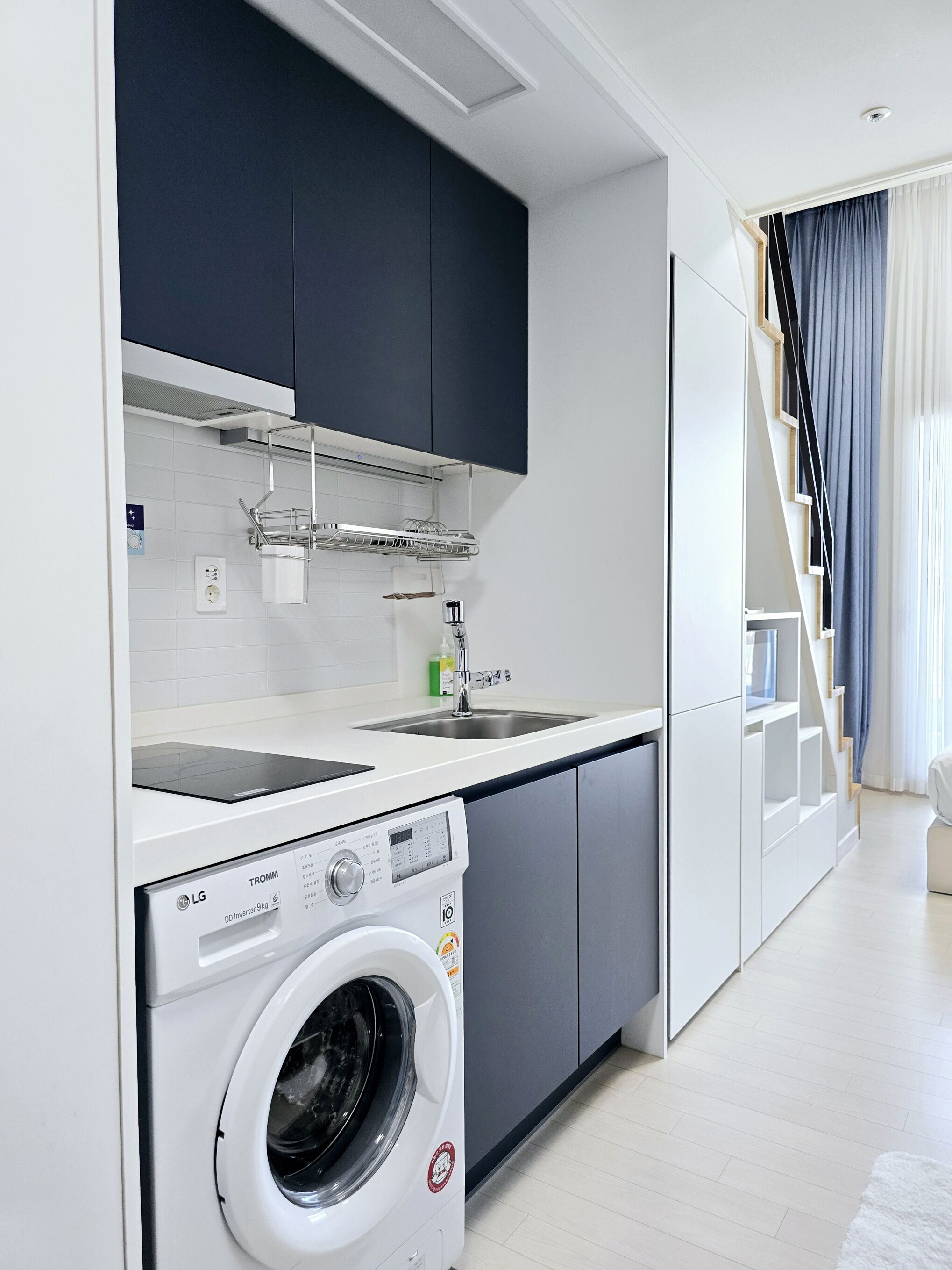 Refrigerador, microondas, tetera/pava eléctrica, utensilios de cocina