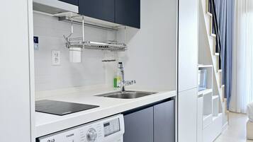 Réfrigérateur, micro-ondes, bouilloire électrique