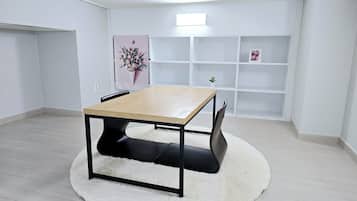 Habitaciรณn doble superior, planta baja | 1 dormitorio, cortinas opacas, wifi gratis y ropa de cama