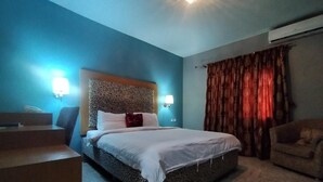 Ein Schlafzimmer mit einem Bett, einem Schreibtisch und einem Stuhl.
