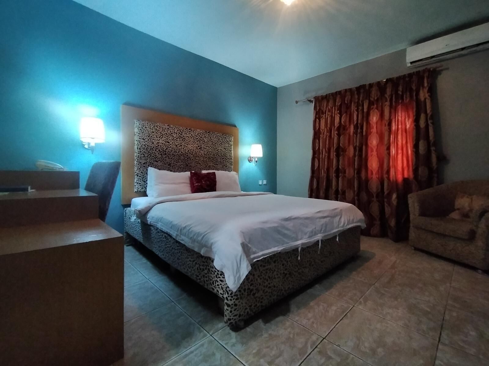 Free WiFi, bed sheets