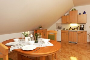 Kühlschrank, Geschirrspüler, Wasserkocher mit Kaffee-/Teezubehör