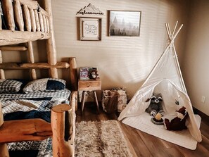 2 bedrooms, travel cot, free WiFi, bed sheets