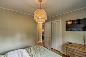 2 bedrooms, desk, internet, bed sheets
