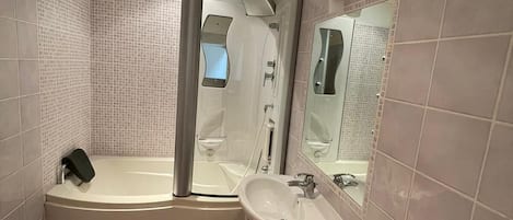 Bañera con ducha, secador de pelo, jabón, papel higiénico