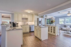 Fridge, microwave, stovetop, dishwasher - Poolside Paradise w/ Tropical Hut in Palm Beach (Palm Beach Gardens)