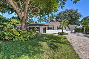 Exterior - Poolside Paradise w/ Tropical Hut in Palm Beach (Palm Beach Gardens)