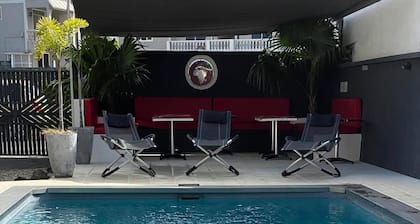 King-size double (deluxe) room, air-conditioned, flat-screen TV, wifi, fridge