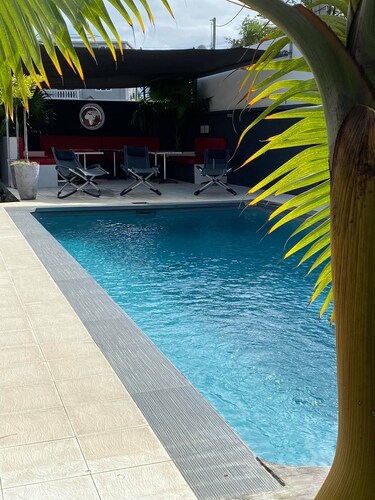 King-size double (deluxe) room, air-conditioned, flat-screen TV, wifi, fridge