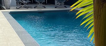 King-size double (deluxe) room, air-conditioned, flat-screen TV, wifi, fridge