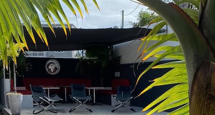 King-size double (deluxe) room, air-conditioned, flat-screen TV, wifi, fridge