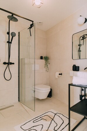 Shower, hair dryer, towels, soap - Cozy luxury (Traunkirchen)