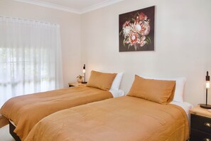 4 slaapkamers, een strijkplank/strijkijzer, reisbedje, wifi