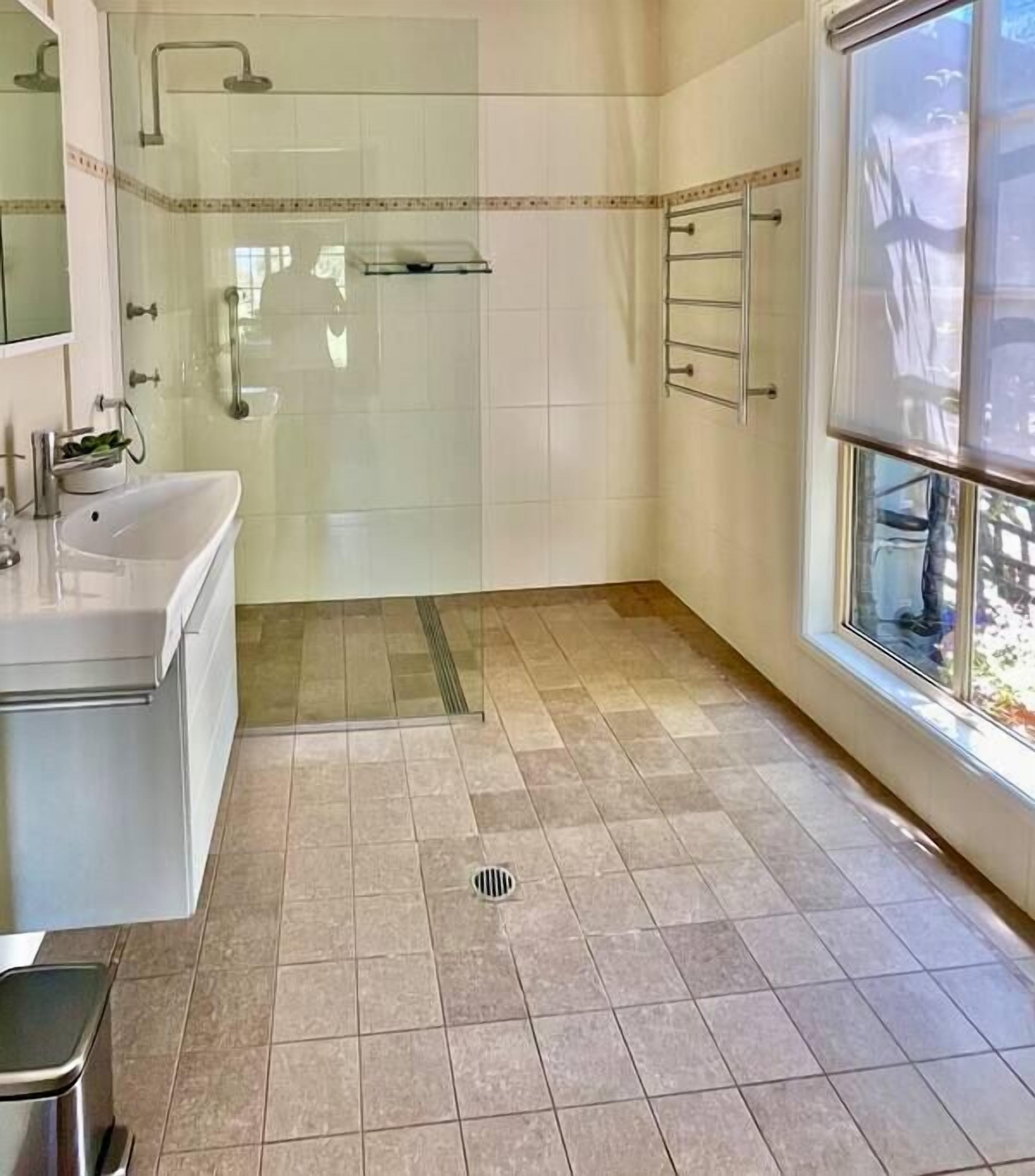 Bathtub, free toiletries, hair dryer, towels