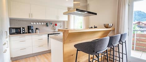 Fridge, oven, coffee/tea maker, electric kettle