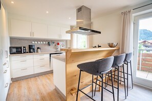 Kühlschrank, Ofen, Wasserkocher mit Kaffee-/Teezubehör, Wasserkocher