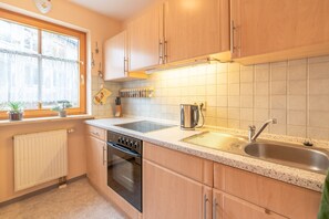 Køleskab, kaffe-/temaskine, elkedel, brødrister