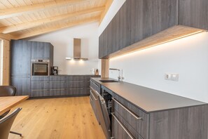 Kühlschrank, Ofen, Geschirrspüler, Wasserkocher mit Kaffee-/Teezubehör