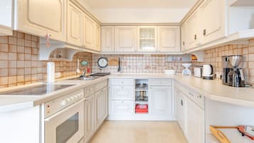 KĂŒhlschrank, Ofen, Wasserkocher mit Kaffee-/Teezubehör, Wasserkocher