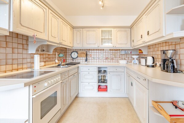 Fridge, oven, coffee/tea maker, electric kettle
