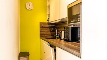 Kühlschrank, Geschirrspüler, Wasserkocher mit Kaffee-/Teezubehör