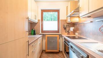 Kühlschrank, Ofen, Geschirrspüler, Wasserkocher mit Kaffee-/Teezubehör