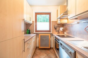 Kühlschrank, Ofen, Geschirrspüler, Wasserkocher mit Kaffee-/Teezubehör