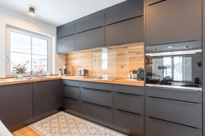 Fridge, oven, dishwasher, coffee/tea maker