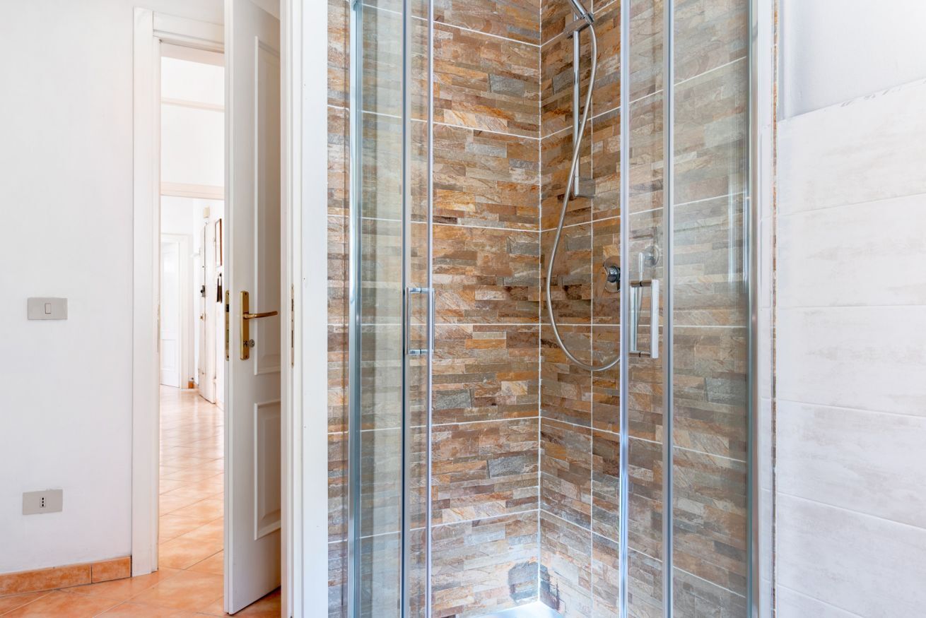 Douche, séchoir à cheveux, bidet