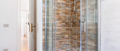 Douche, séchoir à cheveux, bidet
