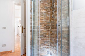 Dusche, Haartrockner, Bidet