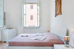 2 bedrooms, iron/ironing board, WiFi
