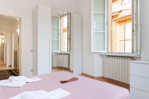 2 bedrooms, iron/ironing board, WiFi