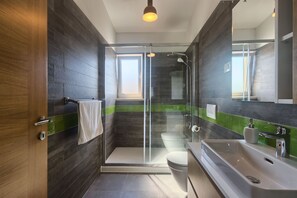 تجهيزات دش، مجففات شعر، مراحيض شطف، مناشف