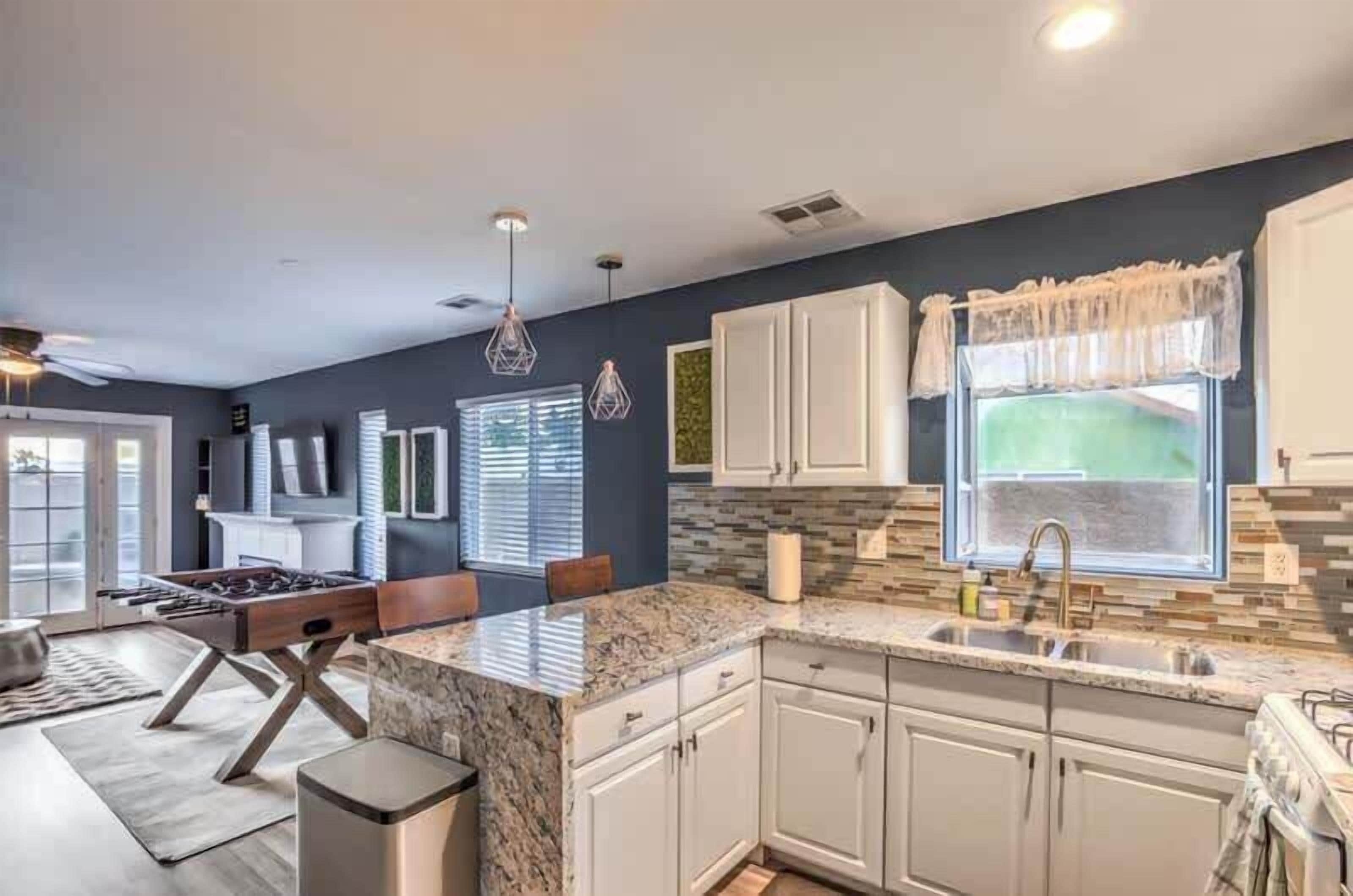 Een koelkast, een microgolfoven, een oven, een vaatwasser