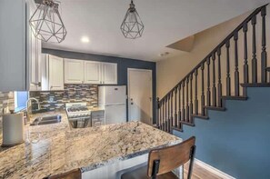 ثلاجة، ميكروويف، فرن، غسالة أطباق