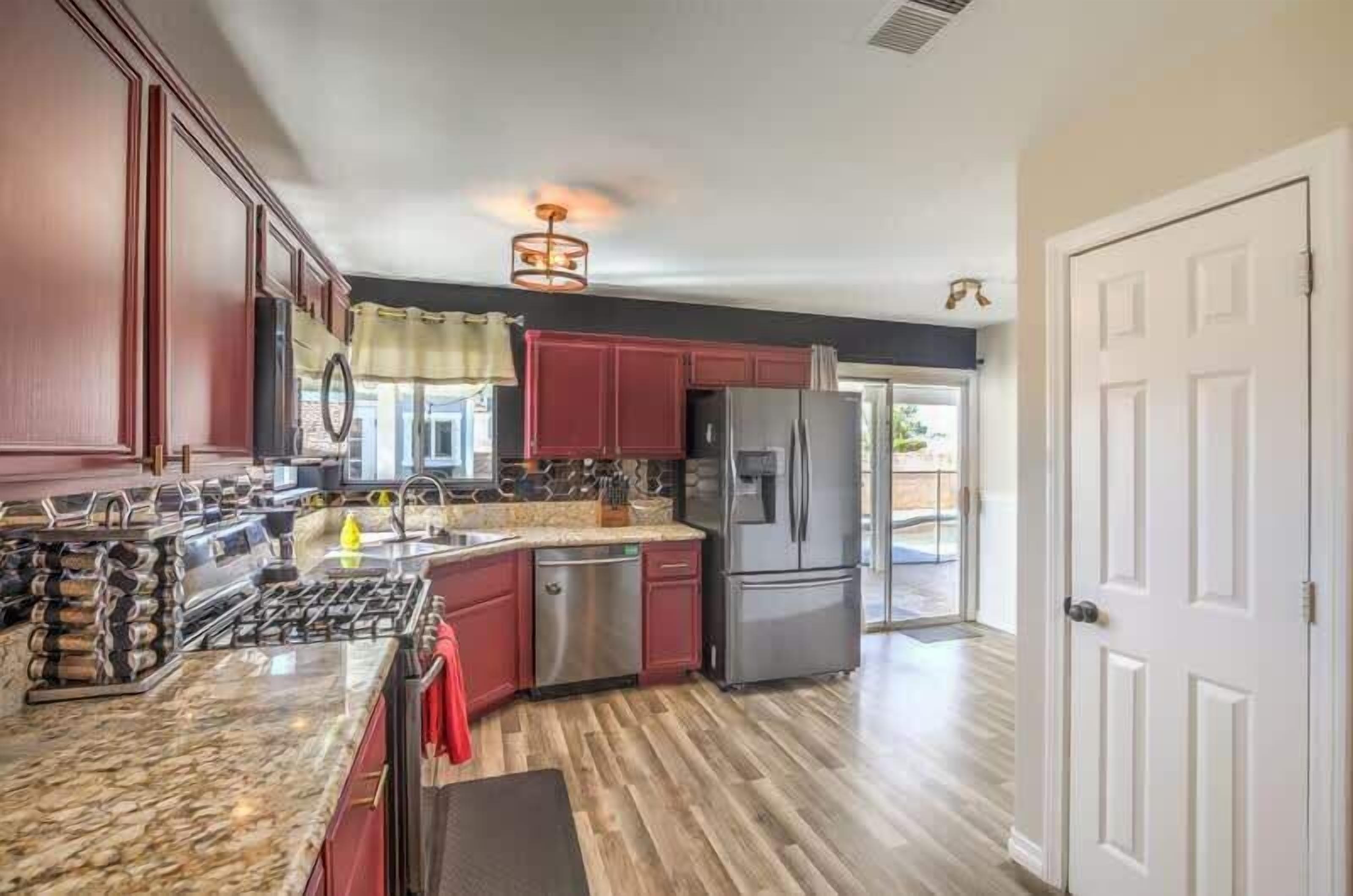 Een koelkast, een microgolfoven, een oven, een vaatwasser