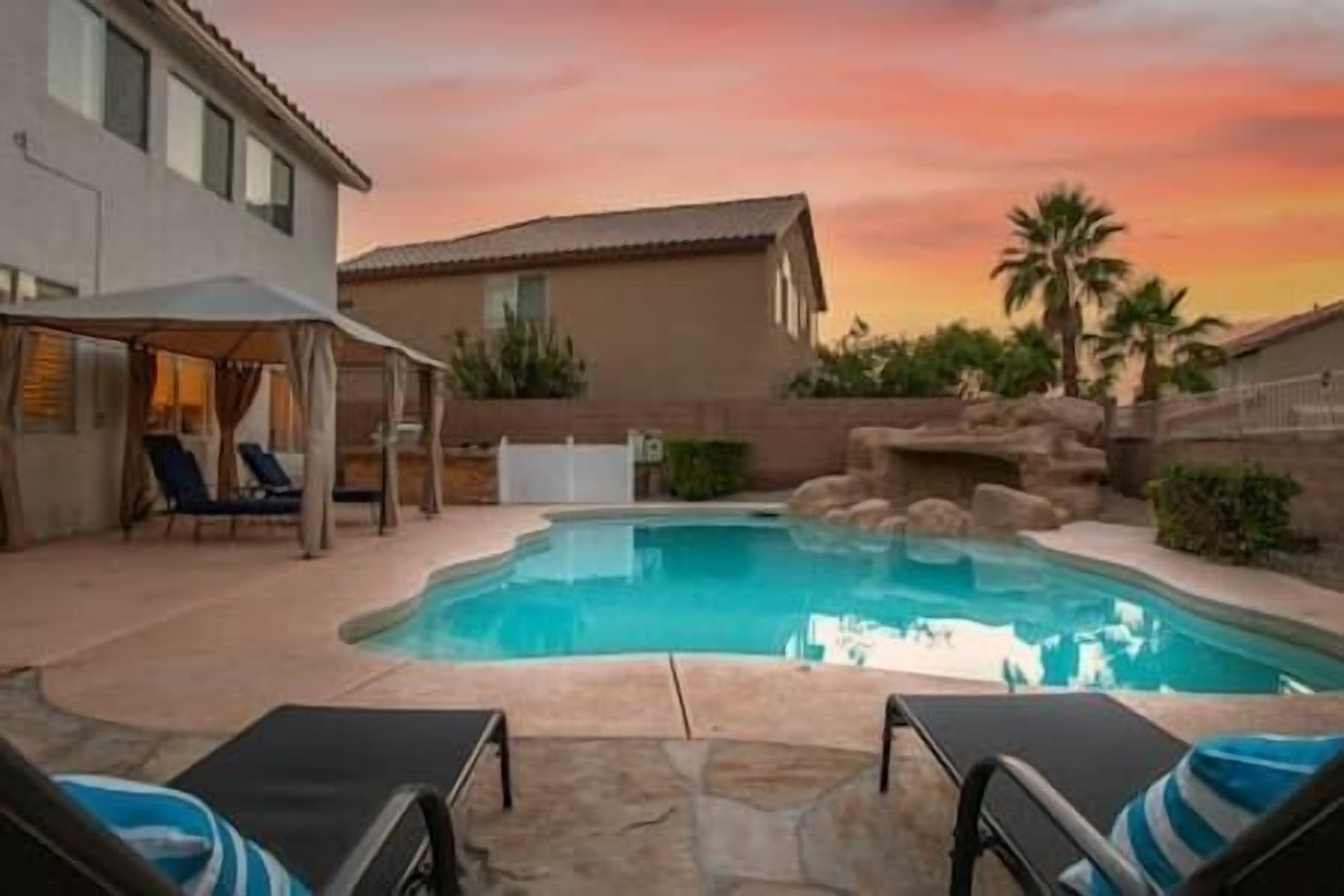 ❤️ Wild Grass - Chic 5 BR Vegas Home with Pool