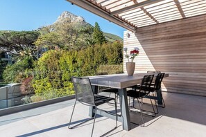 Outdoor dining - Beautiful home with the great views of Lions Head (Cape Town)