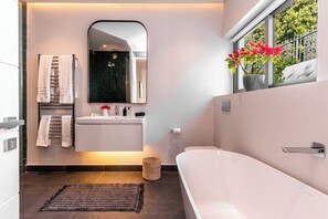 Bathtub, towels - Villa Daria - 5 min walk to Camps Bay Beach (Cape Town)
