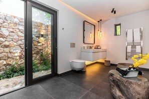Bathtub, towels - Villa Daria - 5 min walk to Camps Bay Beach (Cape Town)