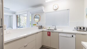 Kühlschrank, Mikrowelle, Ofen, Geschirrspüler