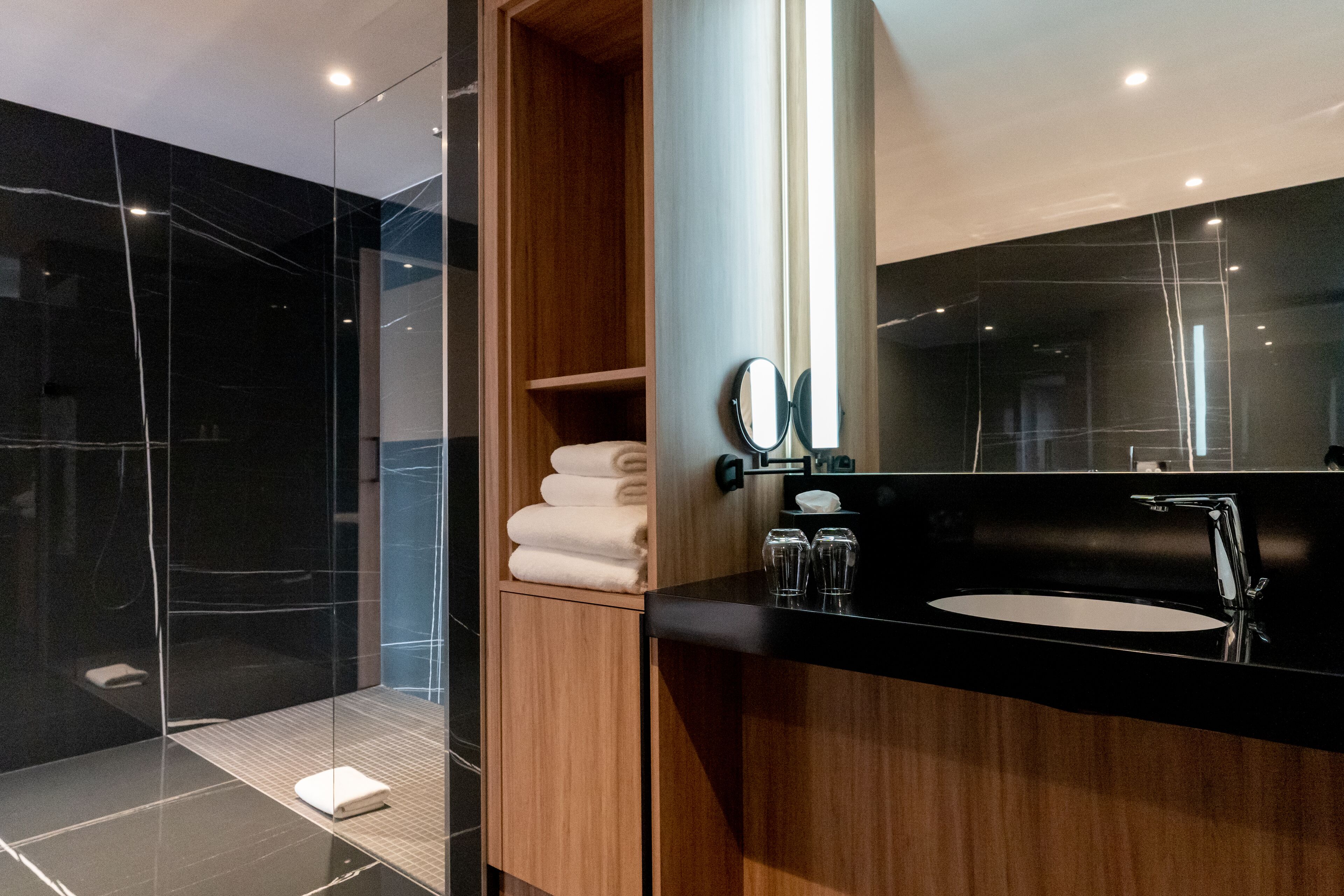 chambre prestige pmr (le cube) | bathroom | hair dryer, bathrobes, slippers, towels